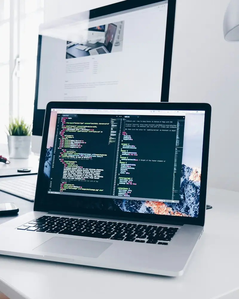 Puesto de trabajo con código en pantalla